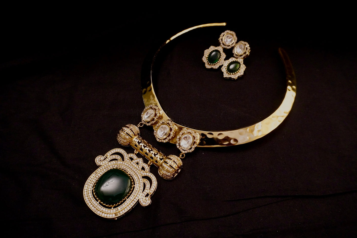 The green stone neck cuff set with American diamond stone