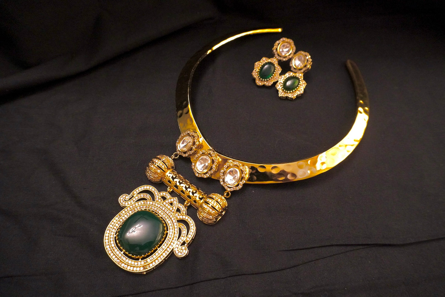 The green stone neck cuff set with American diamond stone